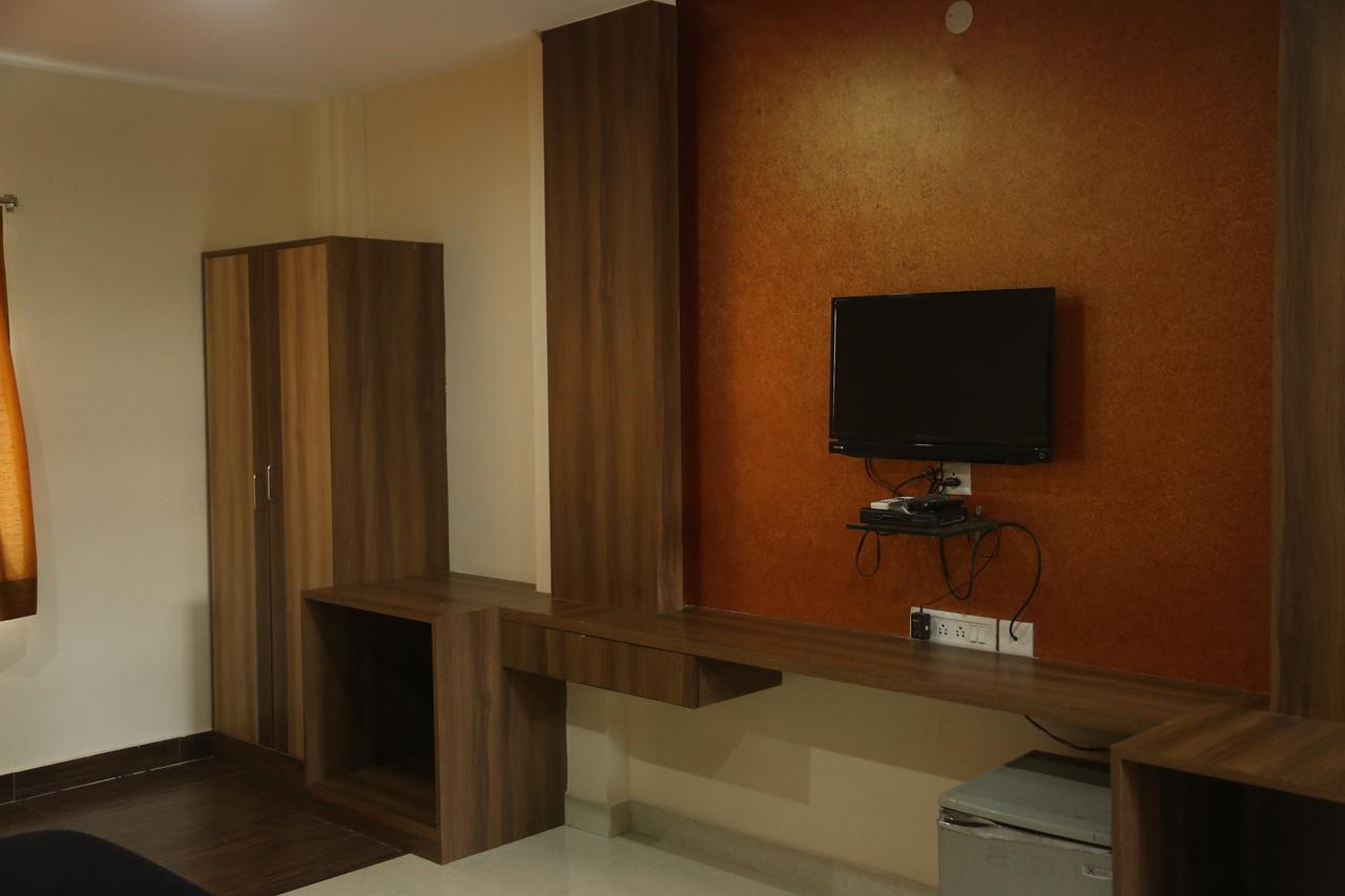 Hotel Dwaraka Paradise Хайдарабад Экстерьер фото