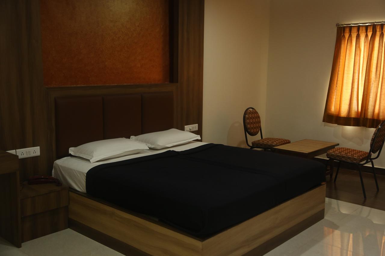 Hotel Dwaraka Paradise Хайдарабад Экстерьер фото